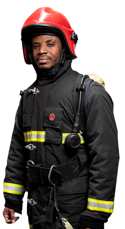 Bombeiro com capacete vermelho