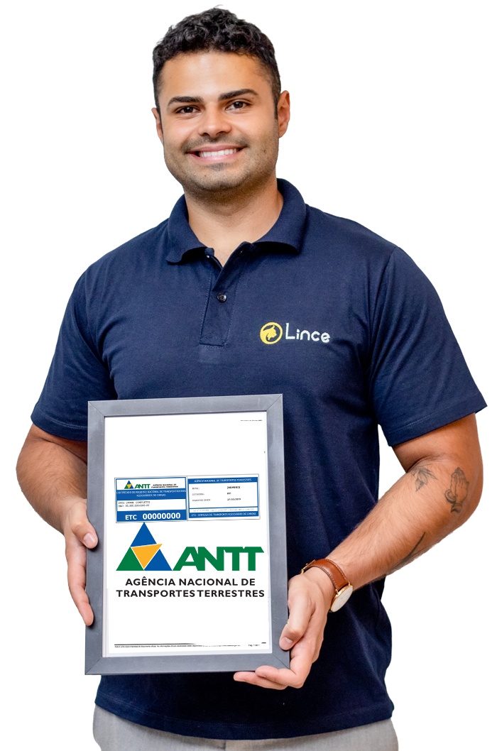 Rodrigo segurando documento ANTT